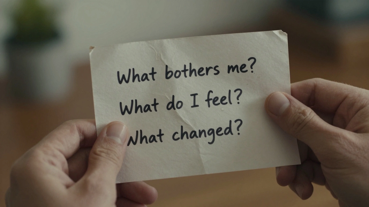 Руки держат помятый листок с тремя записями о чувствах и изменениях в жизни.