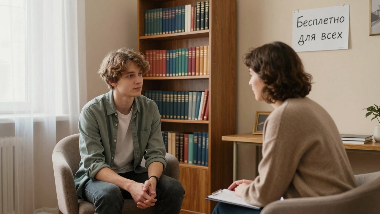 Студент-психолог и клиент беседуют в тихой комнате университетского центра поддержки.