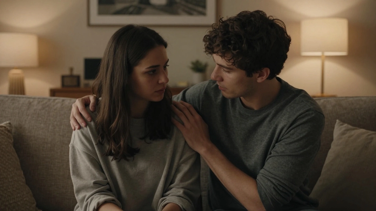 Человек утешает близкого друга, теплая атмосфера поддержки