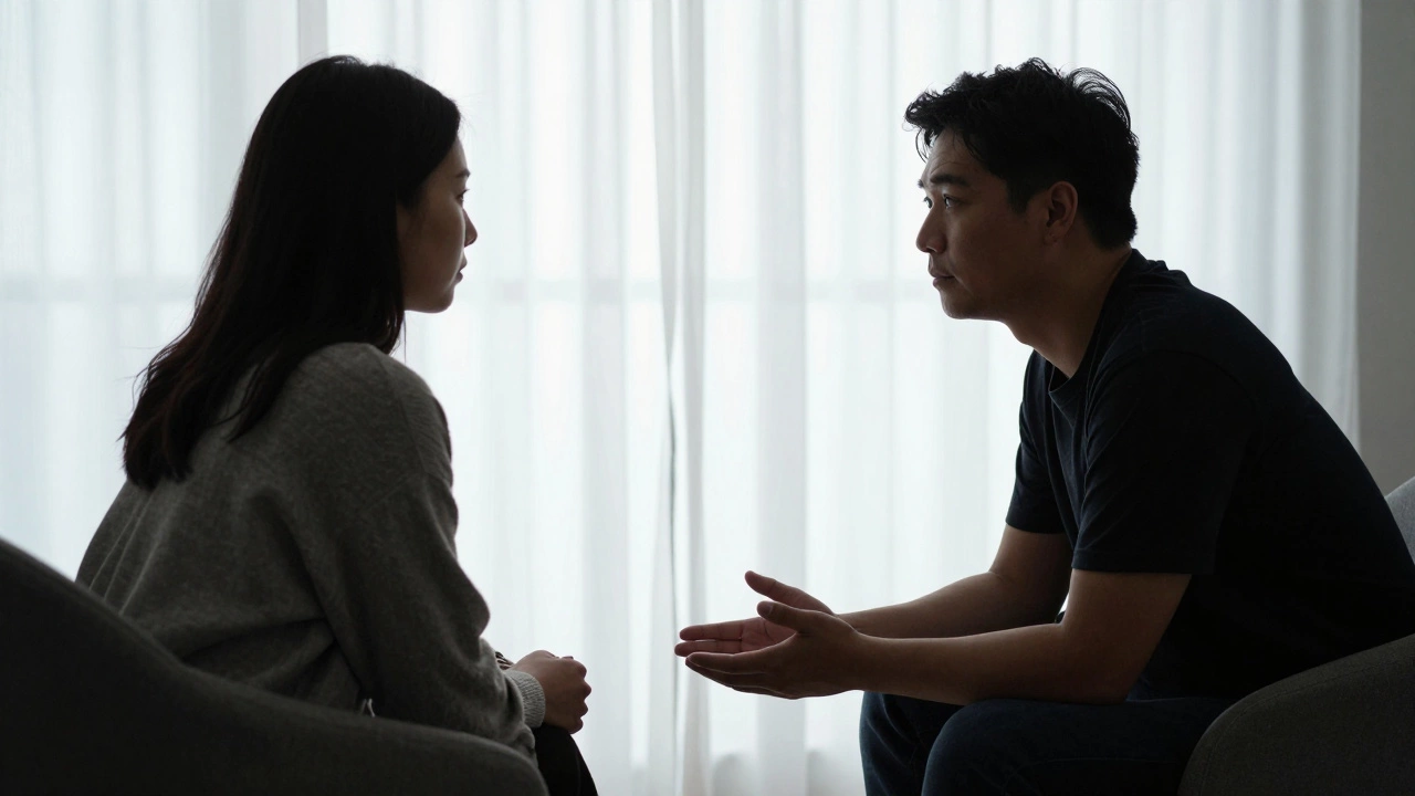 Психолог и клиент сидят напротив друг друга в спокойной обстановке, без прикосновений — момент глубокого понимания.